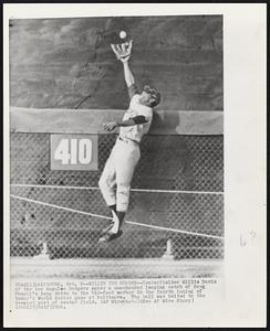 Willie the Robber -- Centerfielder Willie Davis of the Los Angeles Dodgers makes a one-handed leaping catch of Boog Powell's long drive to the 410-foot marker in the fourth inning of today's World Series game at Baltimore. The ball was belted to the deepest part of center field.