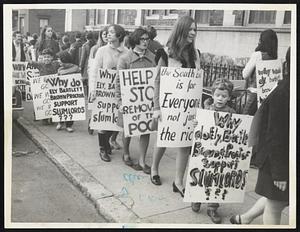 Camb. Picketers - protest So. End slumlord residence in Cambridge