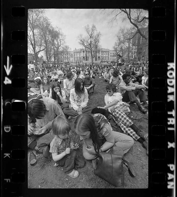 Mom and child at Boston Common concert (note State House), Boston