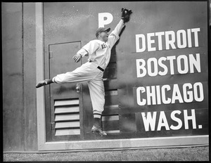 Red Sox outfielder makes catch against wall