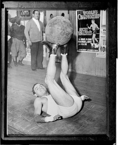 Lightweight champ Canzoneri works with medicine ball in N.Y.