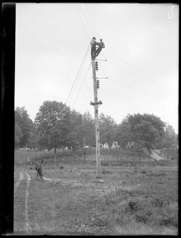 Wachusett Department, Wachusett-Sudbury power transmission line, attaching insulators and conductors, pull-off pole No. 343, Southborough, Mass., May 29, 1918