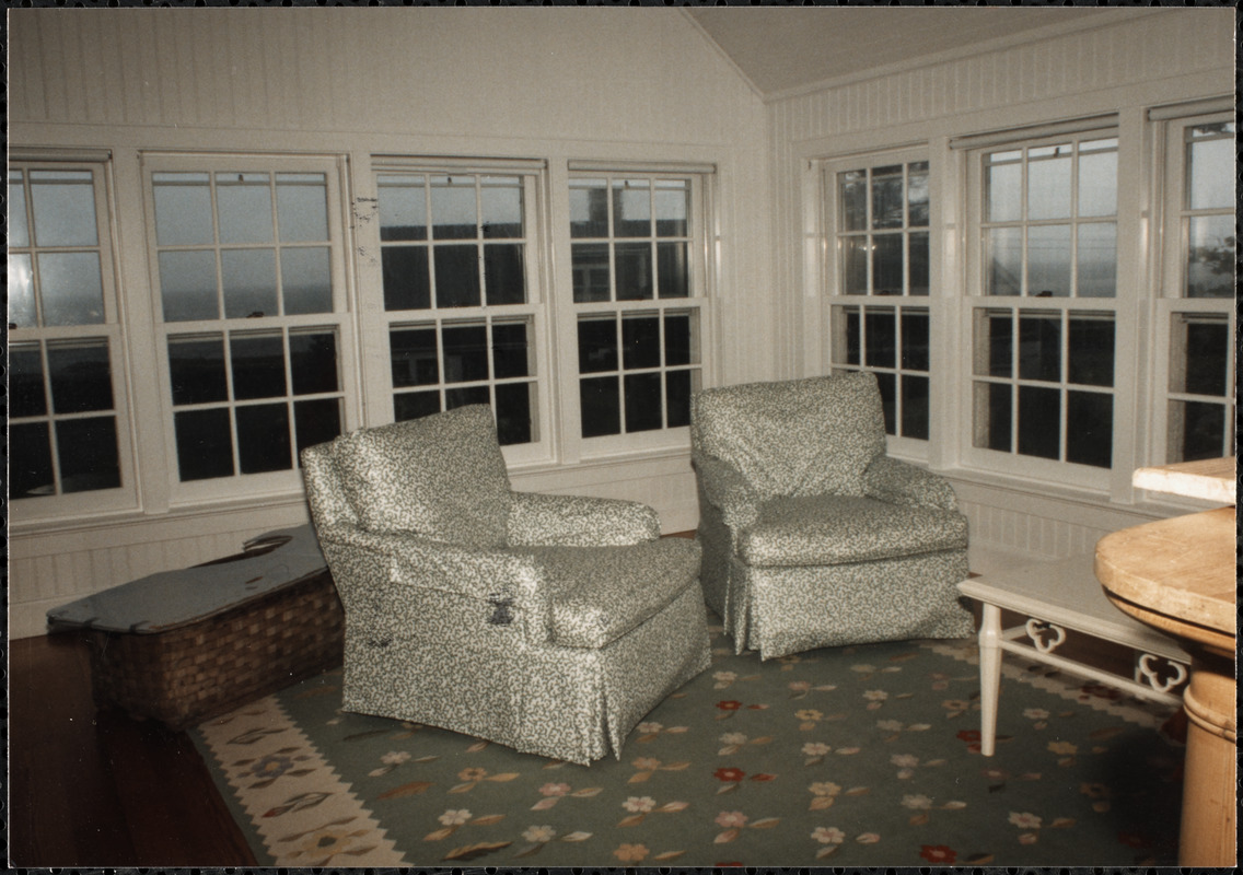 Interior photograph of the upstairs sitting room at 5 Carew Lane