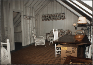 Interior photograph of the studio apartment over the garage at 5 Carew Lane