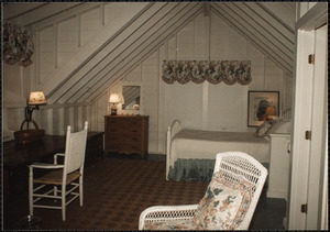 Interior photograph of the studio apartment over the garage at 5 Carew Lane