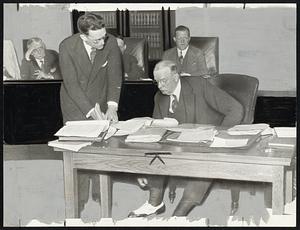 George R. Farnum, special counsel for the Boston Finance commission, as he examined Mayor Mansfield yesterday before the commission in the city council chamber.