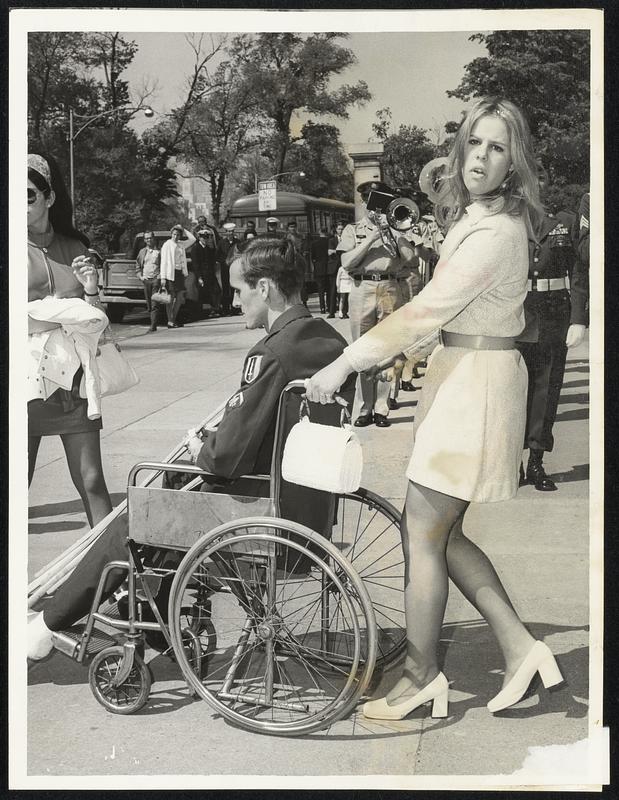 Vietnam vet at state house. Lto,- E5 Steve Coote - Jami Plain US Army + Pam MacDonald of Reading