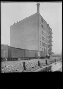 Building w/ NY, NH & H RR cars