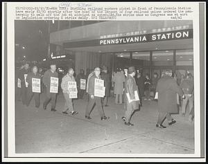 Striking railroad workers picket in front of Pennsylvania Station here early 12/10 shortly after the head of the largest of four railroad unions ordered the membership to walk off the job at midnight as scheduled. The strike came as Congress was at work on legislation ordering a strike delay.