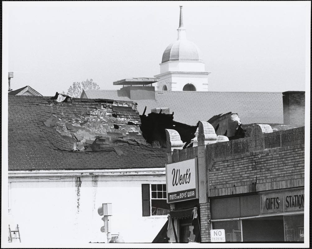 Detail of firedamaged roof of Harvey's Hardware, at corner of Chestnut