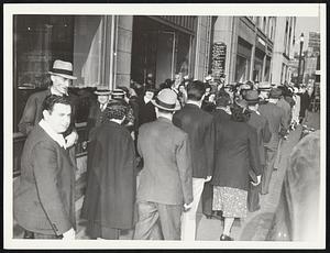 Pickets patroling Kneeland garment factory