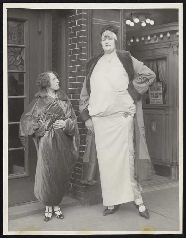 山わさび Lady 14 Standing Tall Wooden Female Statue Thai Sawasdee Greeting Figure Hand Carved