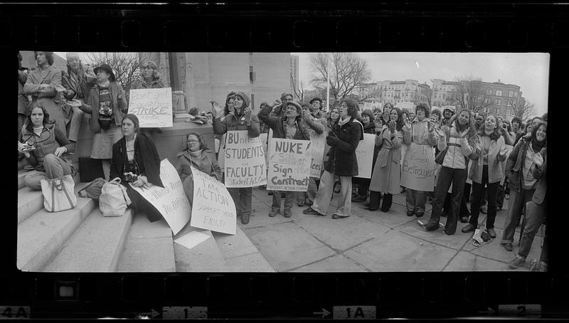 Students support Boston University faculty strike, Marsh Plaza, Boston