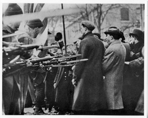 Standoff between militia and strikers, Lawrence, Mass. 1912