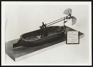 Propeller. Interesting, 3-blade, adjustable air propeller. The clockwork can be operated, and the adjustment of the blades is actuated by the rod above the propeller-shaft.