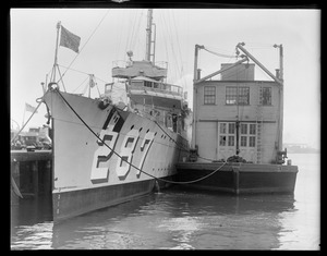 Floating machine shop alongside destroyer No.287 at Navy Yard