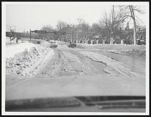 Soldiers Field Rd. - (Camb.) near Harvard, - Towards Boston