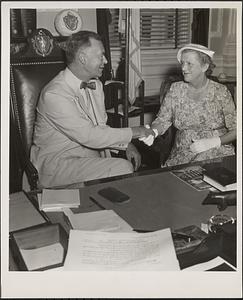 Former female mayor of Boston, England, visits Governor Herter