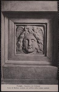 Perugia - sepolcro dei Volumni. Testa di Medusa scolpita nel soffito della cripta centrale
