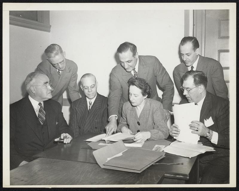 Confer On Textile Strikes. Union, management and government