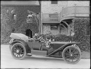 Auto and driver at Larz Anderson