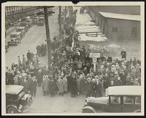 Lawrence Reds Forces Many Who Go to Work in Mills to Join Strike. Part of the crowd at the Woodmill of the American Woolen Co., Lawrence, today, one of the three establishements of the company emptied of employes as the result of communist agitation.