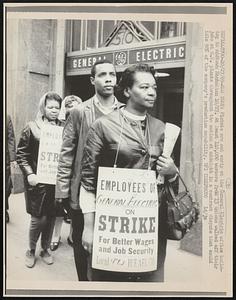 New York: Pickets are out early at the General Electric office building in midtown Manhattan 10/27. At least 140,000 workers from 13 unions walked off their jobs at G.E. plants throughout the nation at midnight in a contract dispute that could idle 90% of the company's production capability.