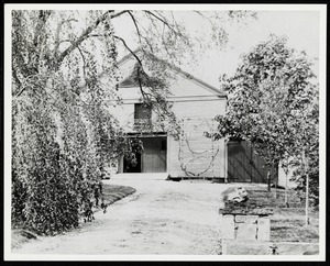 Newton photographs oversize : Allen House : 35 Webster Street / [compiled by the staff of the Newton Free Library]. - Allen House : 35 Webster Street - Barn of Allen House -
