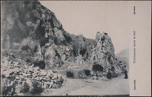 Delphes. Tombeaux dans le roc. Δελφοι