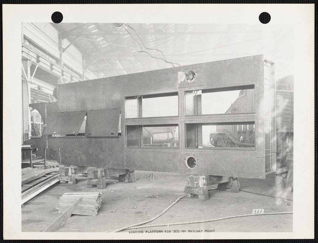 Loading platform for 305 MM railway mount