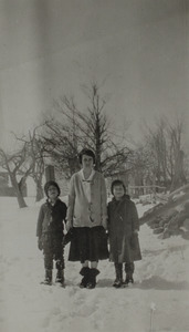 Duris, Helena with two children