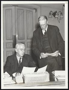 Robert E. Cuniff, secretary of the Boston finance commission, left, being examined by Mayor Mansfield during the commission's hearing into the activities of the Codman Hill Construction Company.