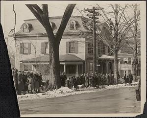 Crowds opposite home of Mrs. Clara Ellis, Haverhill