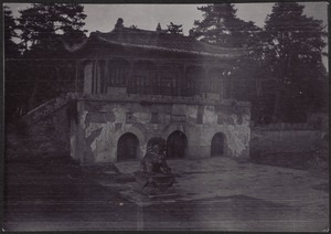 Small building (shrine?) with Chinese lion sculpture in foreground