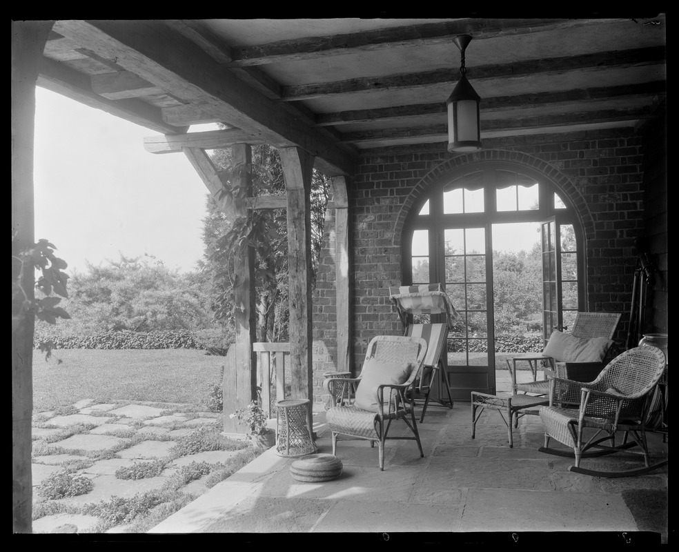 Hillingdon: veranda (patio) & lawn