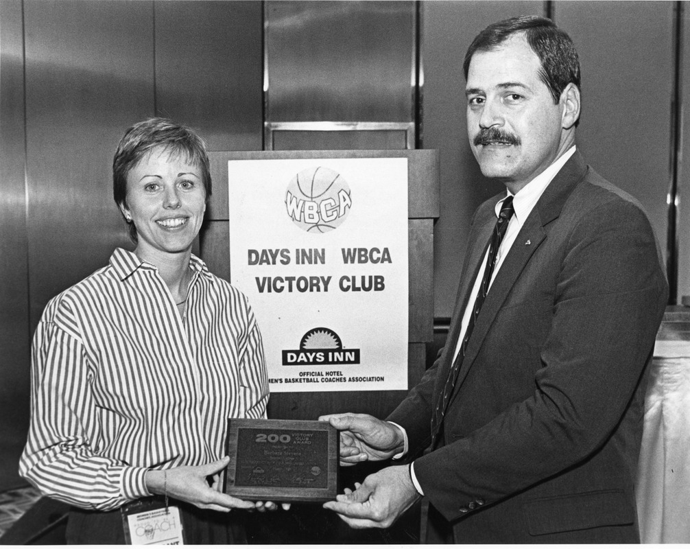 Barbara Stevens receives WBCA Victory Club award