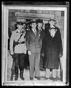 Bruno Richard Hauptmann surrounded by people