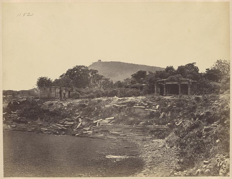 Temples next to old tank, Huli