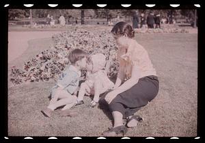 Maude Sanromá with two children