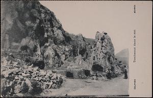 Delphes. Tombeaux dans le roc. Δελφοι