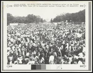 Washington: Protesters gather on the Ellipse behind the White House 5/9 to demonstrate against Vietnam War.