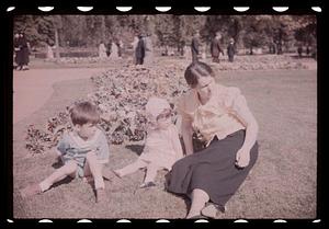 Maude Sanromá with two children