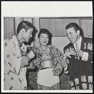 Getting Acquainted before their bout Thursday night at Los Angeles are Japanese welterweight champion, Jiro Sawada, left, who will be making his U. S. debut against Alvaro Guiterrez of Mexico. Waitress Hideko Takano keeps the theme light.