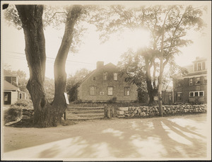 House built by William Harlow in 1677 of timber from the old fort. Plymouth, Mass.