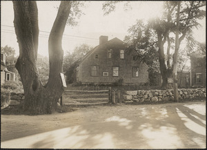 House built by William Harlow in 1677 of timber from the old fort. Plymouth, Mass.