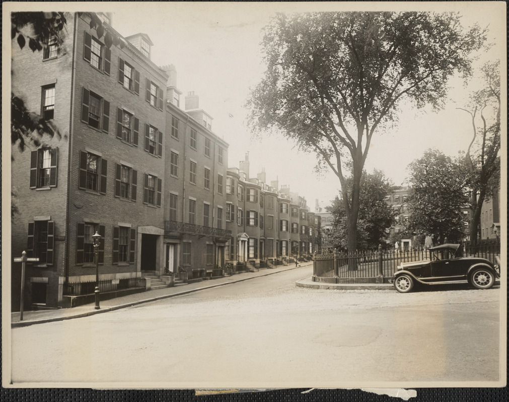 Louisburg Square, surrounded by Pinckney Street and Mt. Vernon Street