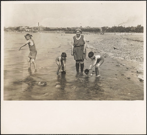 Herman, Lillian, Marian and Alma Abdalian at the beach