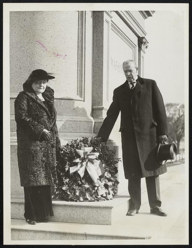 Mayor Mansfield and Mrs. Mansfield placing wreath at base of George Washington statue in the public garden yesterday morning.