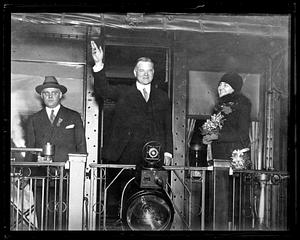 Pres. Hoover campaigns from train