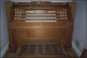 Crowell-Creltholme organ keyboard, in George Austin's Middleboro home